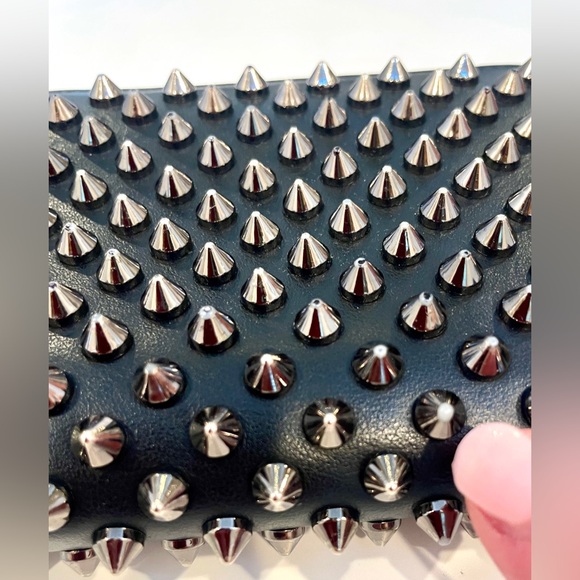 CHRISTIAN LOUBOUTIN
Panettone Calfskin black gunmetal spikes wallet - Picture 16 of 16